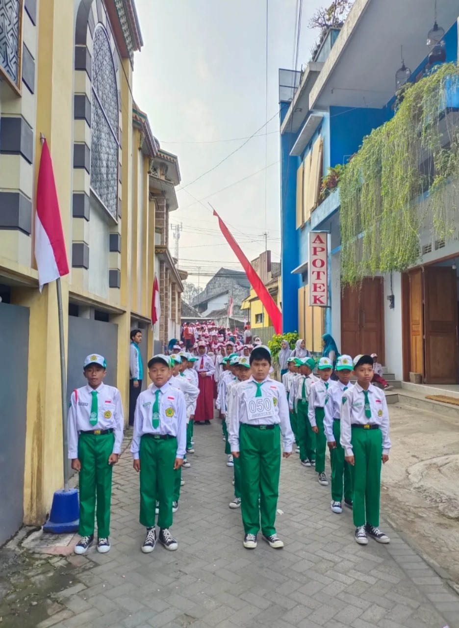 Juara 3 Lomba Gerak Jalan Tingkat MI se-Kecamatan Wajak